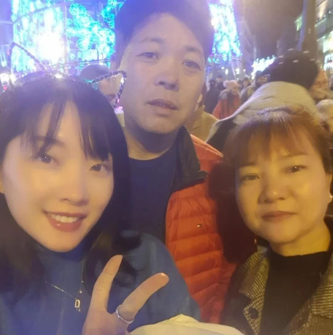 【欧浪网】父亲胃癌入院加速衰退 最后心愿想归故土    独生女儿网上求助：为什么回国这么难？