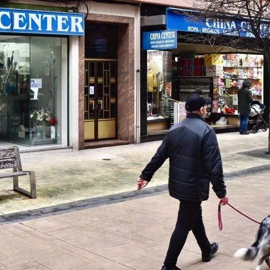 【欧浪网】奇怪！劫匪持刀抢劫 允许百元店老板保留一半钱款
