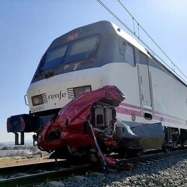 【欧浪网】西班牙东部严重列车事故  小车被碾压  四人罹难