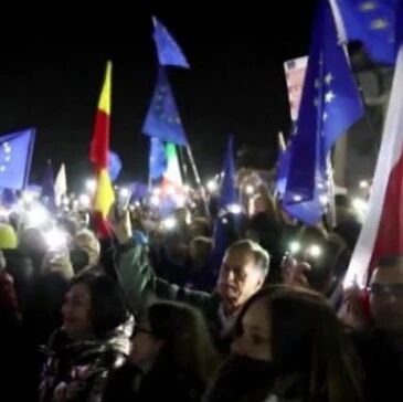 【欧浪】波兰人忧“脱欧”示威力挺欧盟，这次风波从何而起？