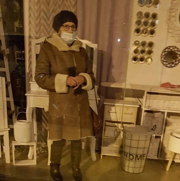 【欧浪网】高龄老人被困在华人百元店  在橱窗呼救路人以为是摆设