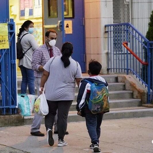 【全球疫情】​纽约部分学校重新关闭，英国连续三日新增过万