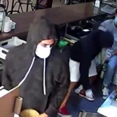 【欧浪网】持刀打劫华人酒吧的两名少年犯被警方逮捕