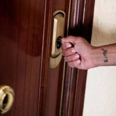 跨年夜忘带钥匙锁匠竟收费上千欧？！你需要一个靠谱安心的房屋保险管家