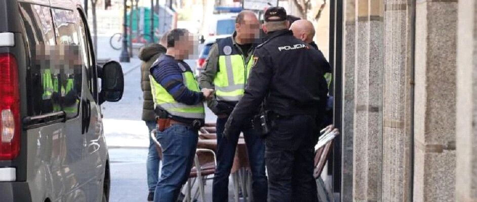 【欧浪网】华人留学中介被警方围住 是违法操作还是“窝里斗惨案”？