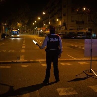 【欧浪网】西班牙宵禁为何都是晚1点才开始  提前一些不是更有用吗？