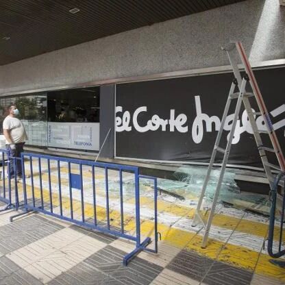 【欧浪网】英国百货公司被劫匪撞门抢劫  保安开枪警告