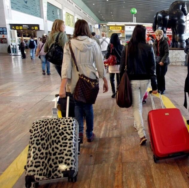 【欧浪网】西班牙人开始有钱了  旅游增加  花销增加