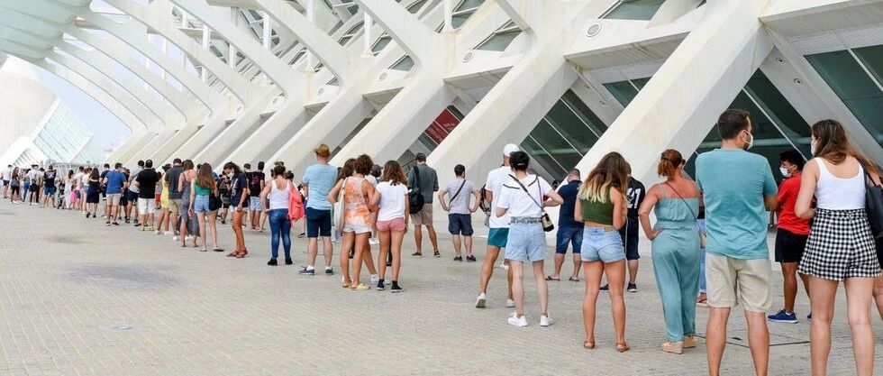 【欧浪网】西班牙日增1.24万例  巴塞罗那等大城市解除宵禁可能让疫情重新恶化