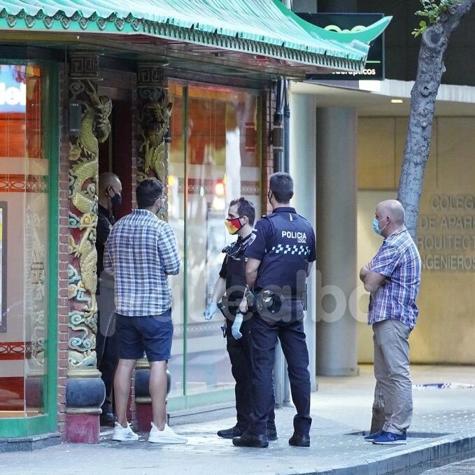 【欧浪网】中餐馆严重流血案   有三人被严重刺伤   可能是厨师与业主因工作冲突