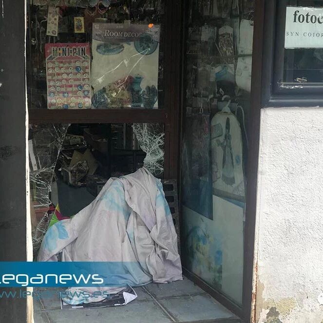 【欧浪网】用井盖砸碎玻璃门 年关将至百元店成为劫匪重点目标