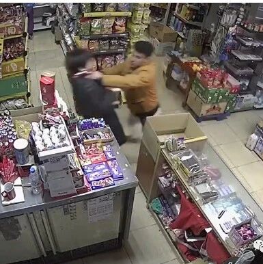 【欧浪网】周末早晨劫匪进店抢劫 华人女店主被掐颈按倒​
