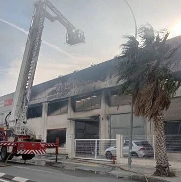 【欧浪网】瓦伦西亚大型百元店起火  整个商店被烧毁