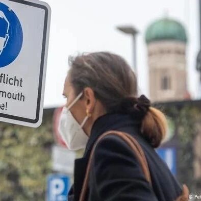 中国外交部发言人就赴华航班乘客须凭双阴性证明登机等答记者问