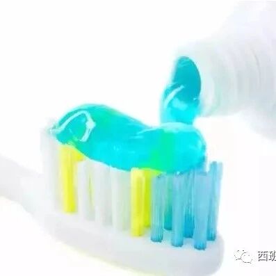 【欧浪实用】她把牙膏涂在车灯上，惊呆了所有人