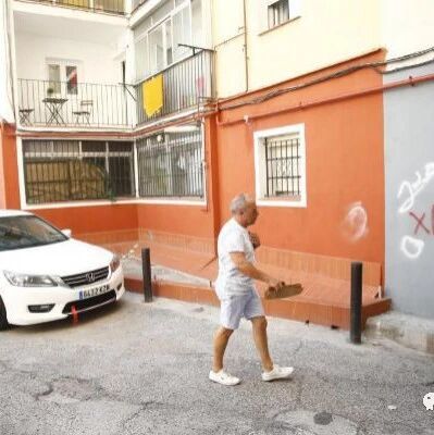 【欧浪网】一名居民的噩梦 隔壁正有一只狗在啃食尸体