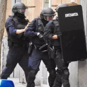 【欧浪网】北部一男子酒吧内持枪 警方全城搜索目前下落不明