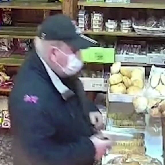 【欧浪网】六旬老劫匪不蒙面持枪打劫商店  看到监控镜头立即飞跑