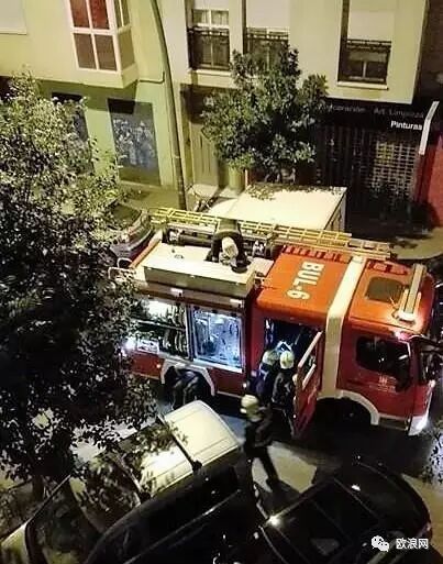 【欧浪网】华人百元店“开挂式”着火 科尔多瓦又有一家遭殃