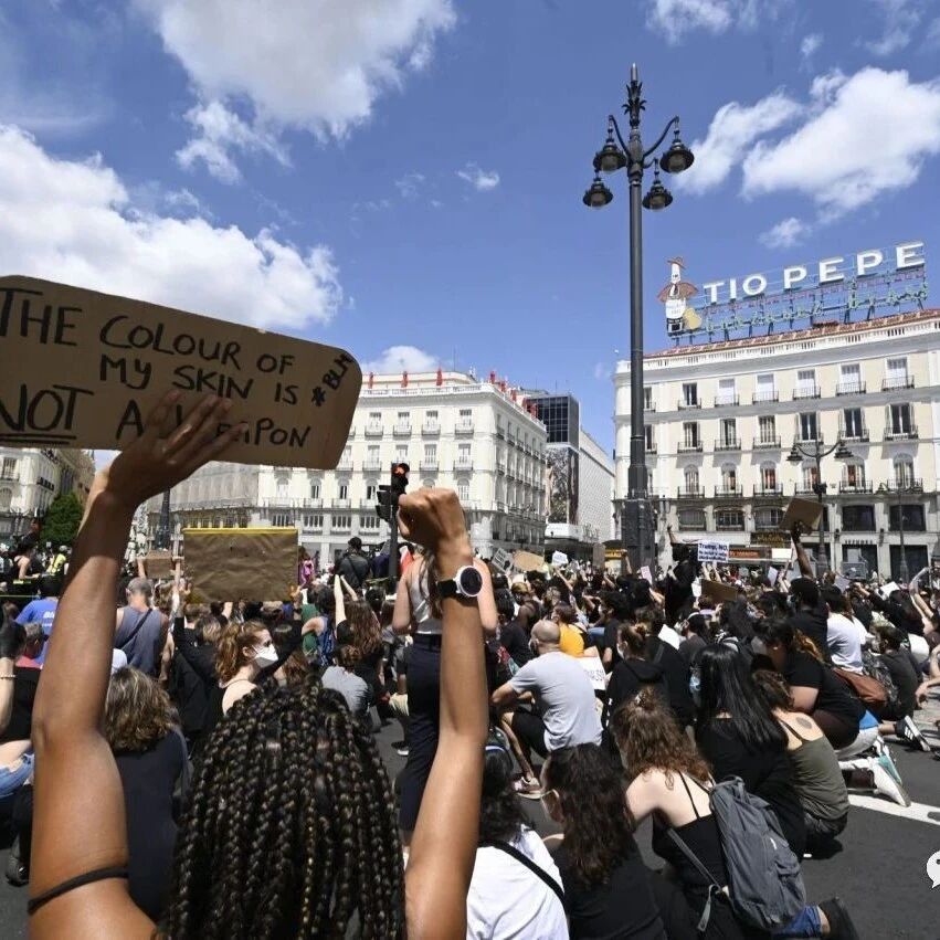 【欧浪网】黑人命也是命！西班牙各地发起游行示威抗议美国种族歧视