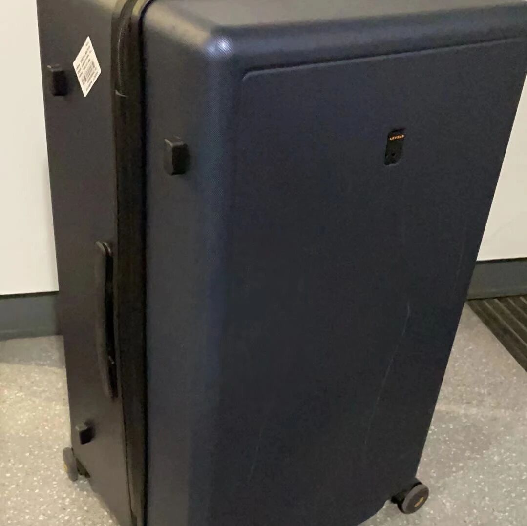 【欧浪网】机场行李领错！今天抵达马德里的乘客BAI XUEPING：快来拿你的箱子！