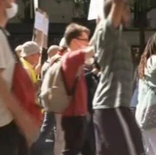 【欧浪网】法国12万人上街抗议防疫措施 警方动用催泪瓦斯