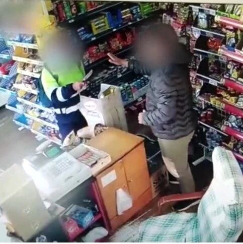 【欧浪网】巴塞罗那女劫匪持刀打劫一家食品店  法官将其收监