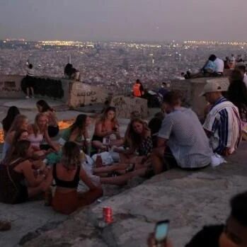 【欧浪网】加泰罗尼亚谴责年轻人不自律 成群结队​涌上街头喝酒