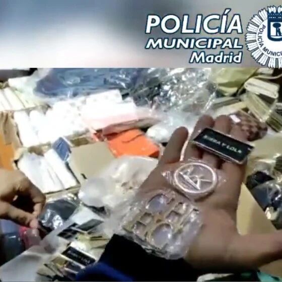 【欧浪】马德里警方在市中心商店收缴1200枚国际名牌徽标   两人被捕