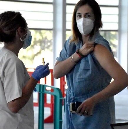 【欧浪】西班牙周末新增4200例  辉瑞开始第三针 大规模接种重新开始