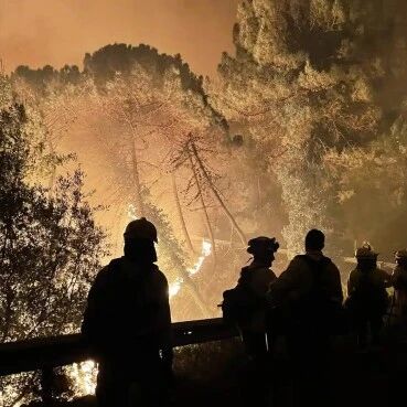 【欧浪网】马拉加山林大火持续一周  1600人被转移  有消防员殉职