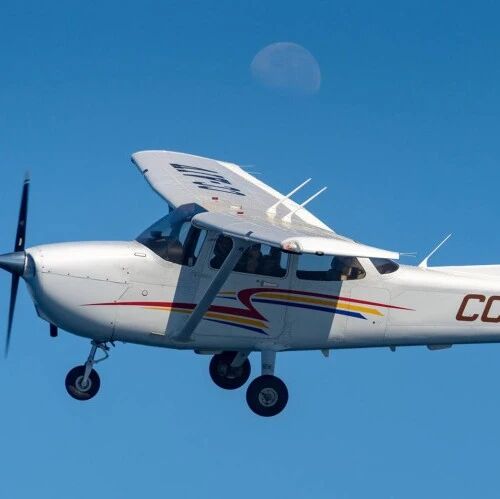 【欧浪网】西班牙机场拍卖无主小飞机   2000欧元能买一架