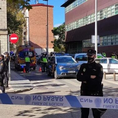 【欧浪】马德里一流浪汉手持刀刃在街头威胁路人被警方击毙