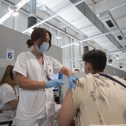 【欧浪网】西班牙日增1.2万例 疫情各项数据好转 唯有死亡最严重