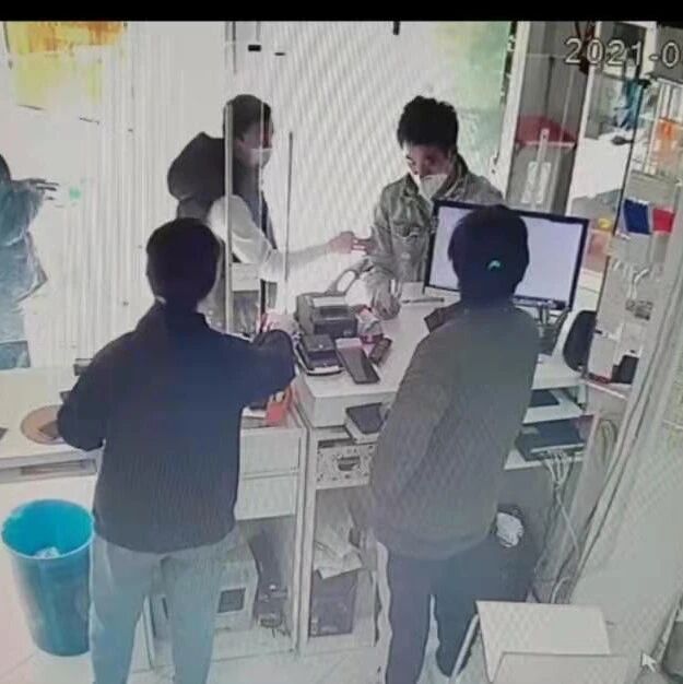 【欧浪网】谁责任！Usera华人手机店被修手机主人的朋友取走手机