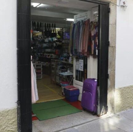 【欧浪网】两顾客见义勇为制服打劫华人百元店的歹徒