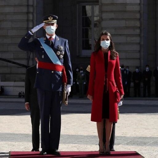 【欧浪网】西班牙庆祝国庆  北部“奔牛城”将西班牙国王和哥伦布“斩首”