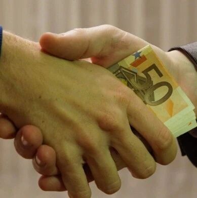 【欧浪网】华人商店业主被查时贿赂西班牙警方被逮捕​