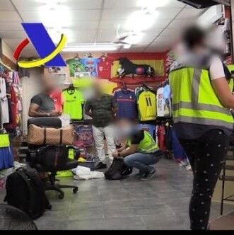 【欧浪网】警方突查46家商店收缴3万非法产品  有42人被捕