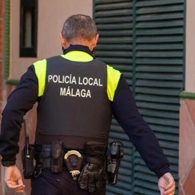 【欧浪网】歹徒持刀打劫百元店  被华人女业主用大木棒赶跑