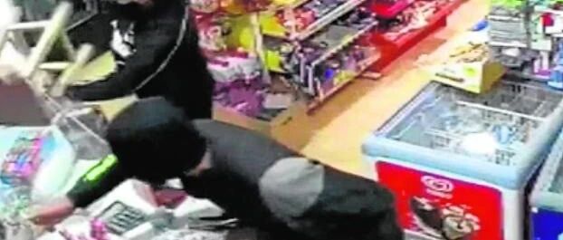 【欧浪网】对华人暴力犯罪不断：华人在街头被抢劫捅成重伤  商店被持刀打劫