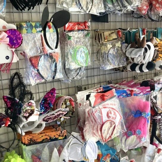 【欧浪网】海岛禁止嘉年华狂欢 COPE电台质疑华人百元店摆满嘉年华用品