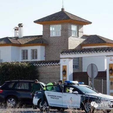 【欧浪网】假扮法警入室抢劫的劫犯与真警察遭遇  劫匪被当场击毙