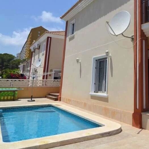 【欧浪网】英国男子去西班牙拜访朋友 跳入朋友家泳池后 头部触底 当场死亡