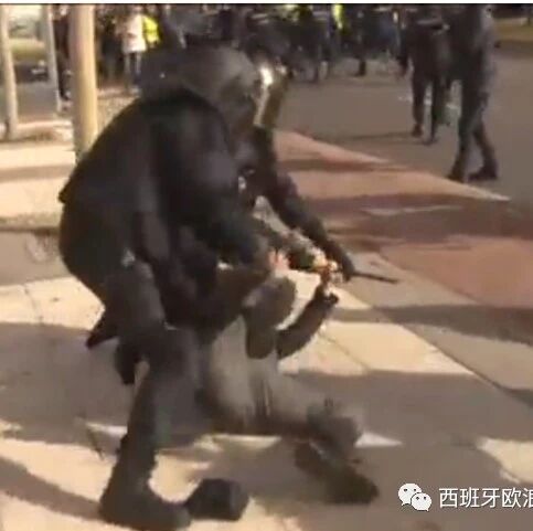 【欧浪网】出租车司机罢工多吓人? 鞭炮臭鸡蛋齐出场