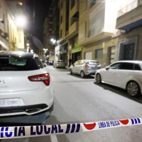 【欧浪网】警方逮捕两个盗窃食品店的歹徒  法官初审后将两人释放