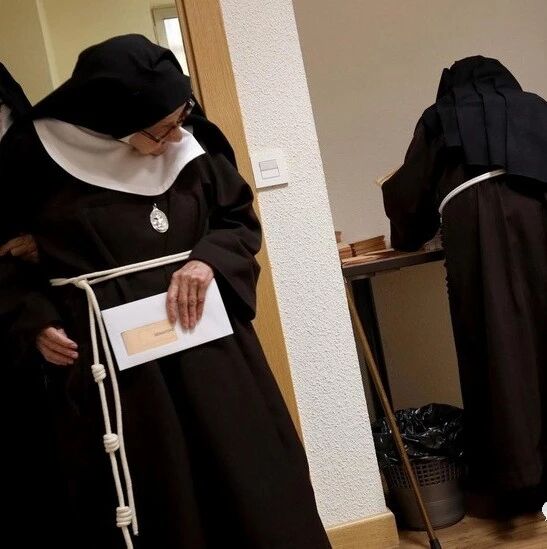 【欧浪网】修女也有政治狂  这样帮人投票  结果惹祸了