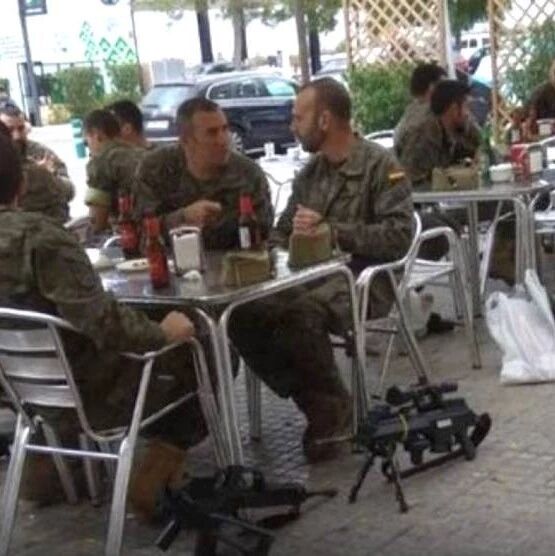 【欧浪网】一群西班牙大兵扛着机枪冲锋机到酒吧喝一杯