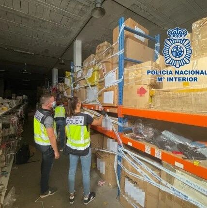 【欧浪】42岁华商被捕  警方在海岛收缴12万非法产品