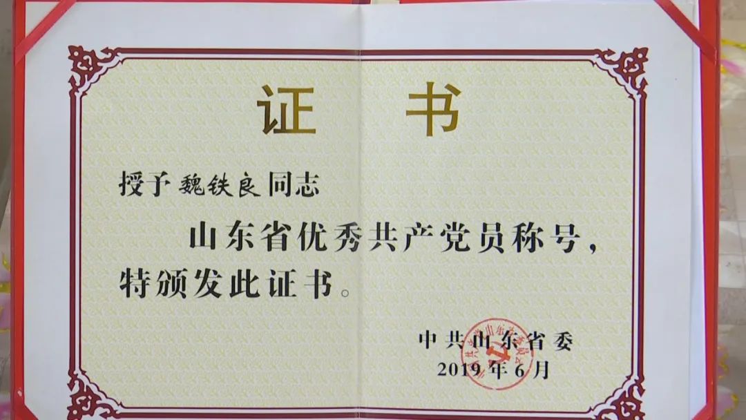 致敬70岁扫地翁守望忠魂数十年如一日